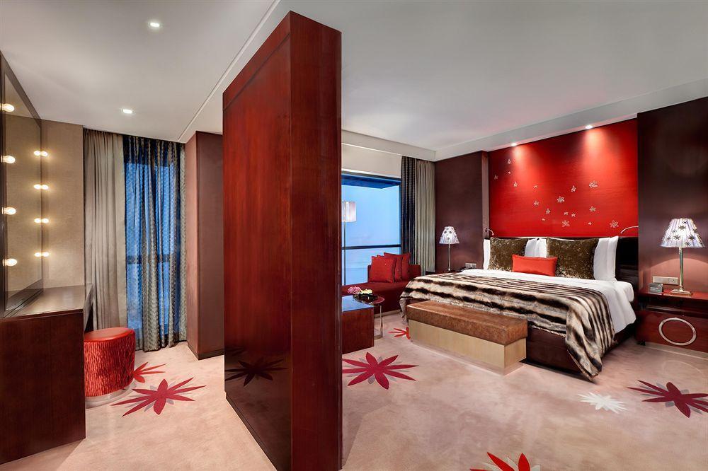 Le Meridien City Centre Bahrain Манама Экстерьер фото A bedroom at the hotel