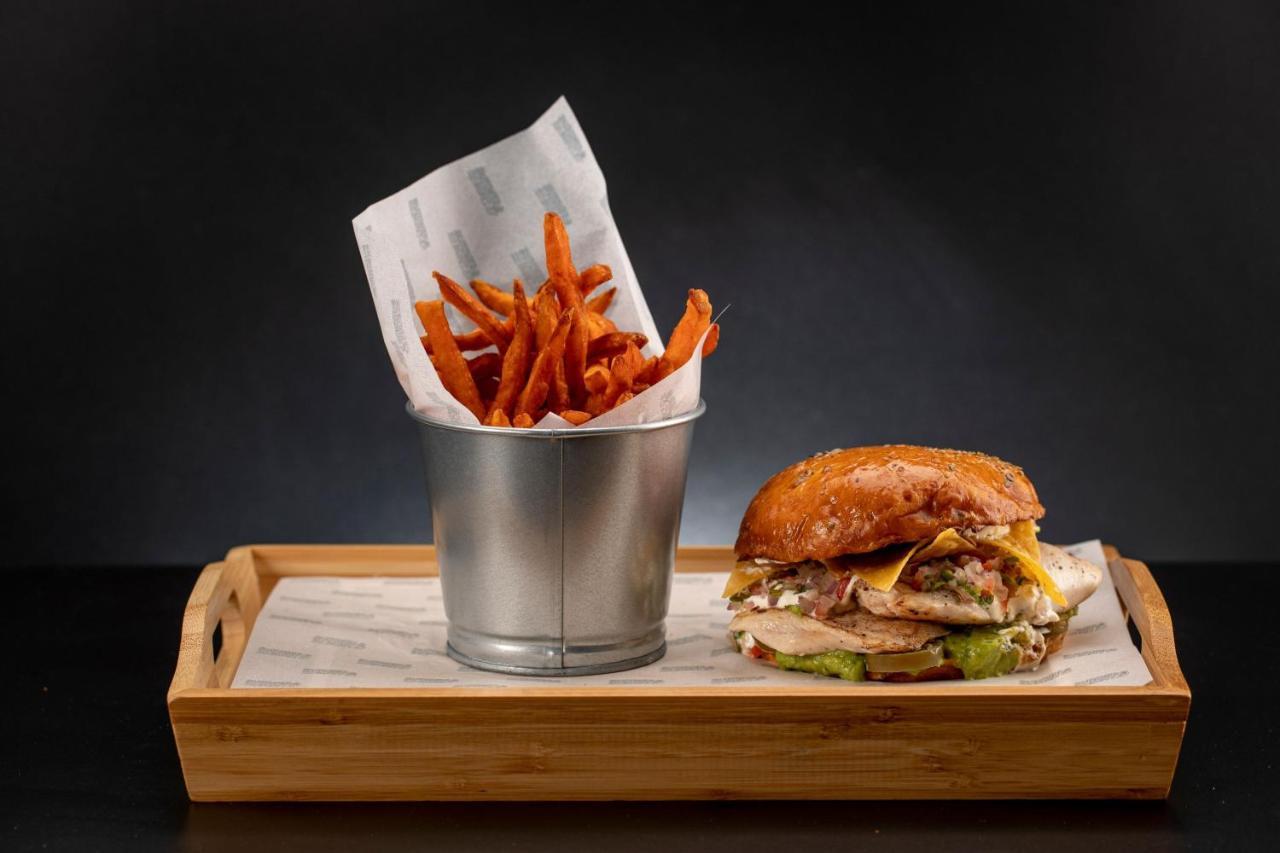 Le Meridien City Centre Bahrain Манама Экстерьер фото A burger and fries