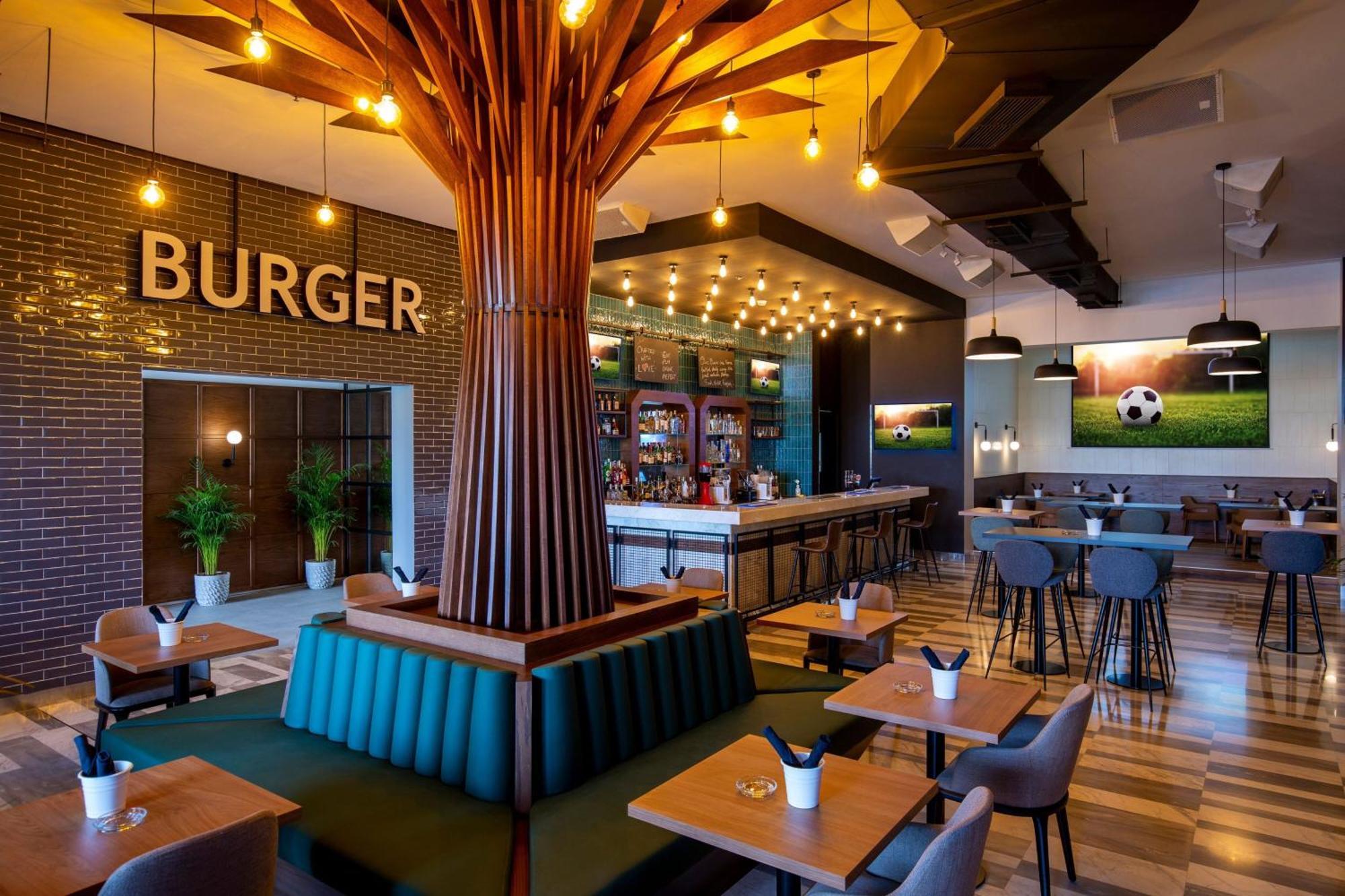 Le Meridien City Centre Bahrain Манама Экстерьер фото Burger restaurant in the airport