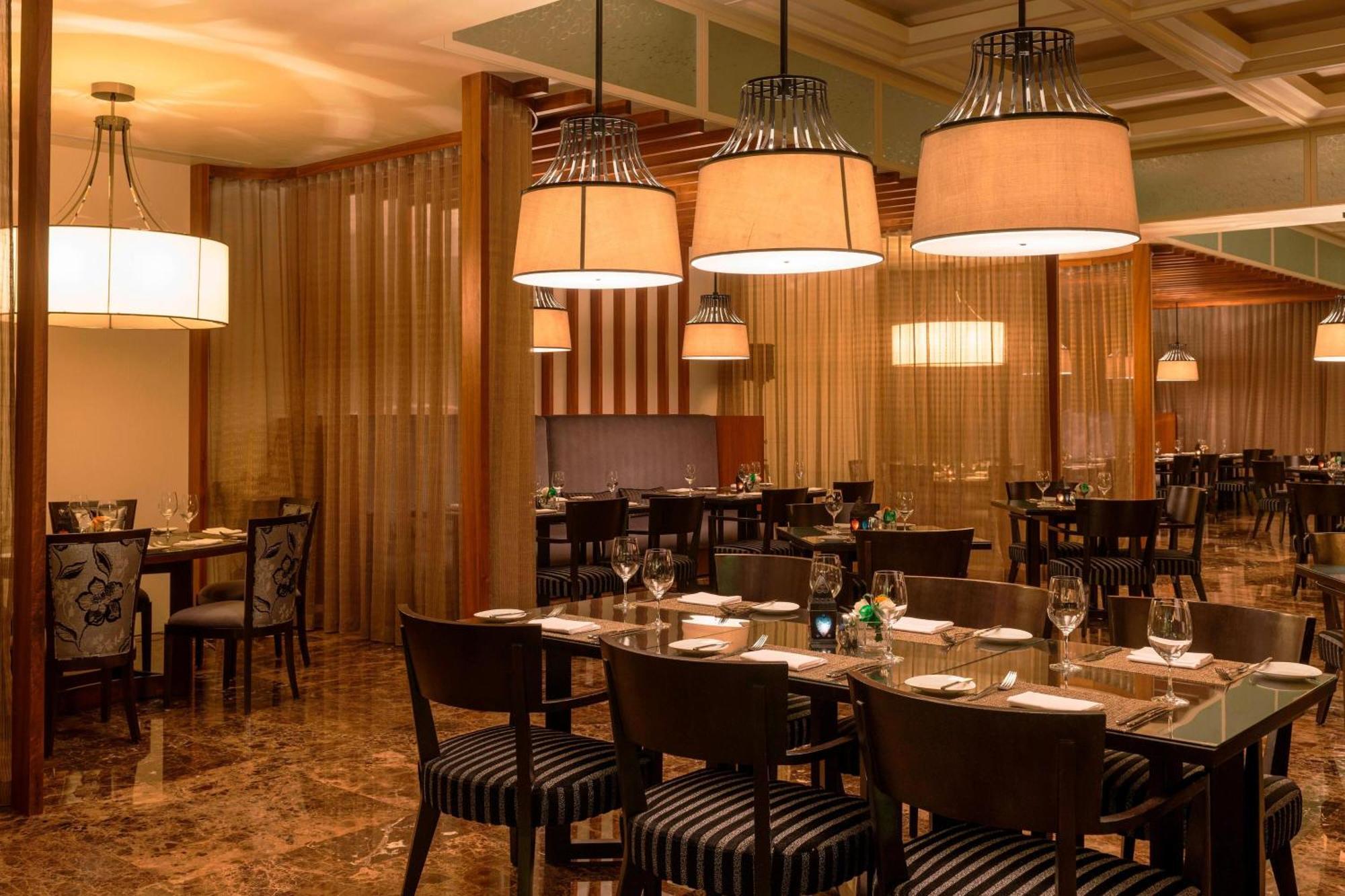 Le Meridien City Centre Bahrain Манама Экстерьер фото The interior of the restaurant