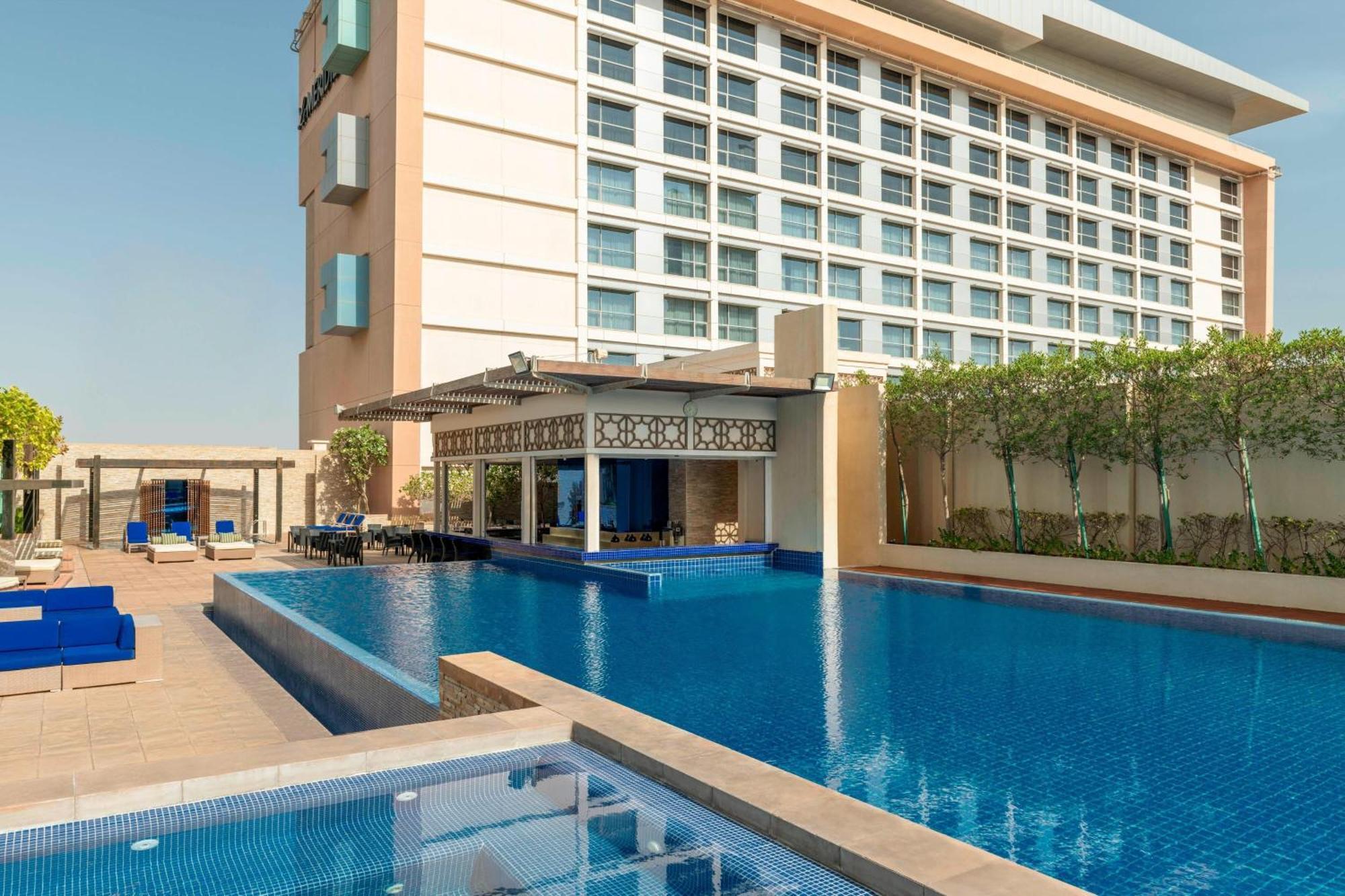 Le Meridien City Centre Bahrain Манама Экстерьер фото The swimming pool at the hotel