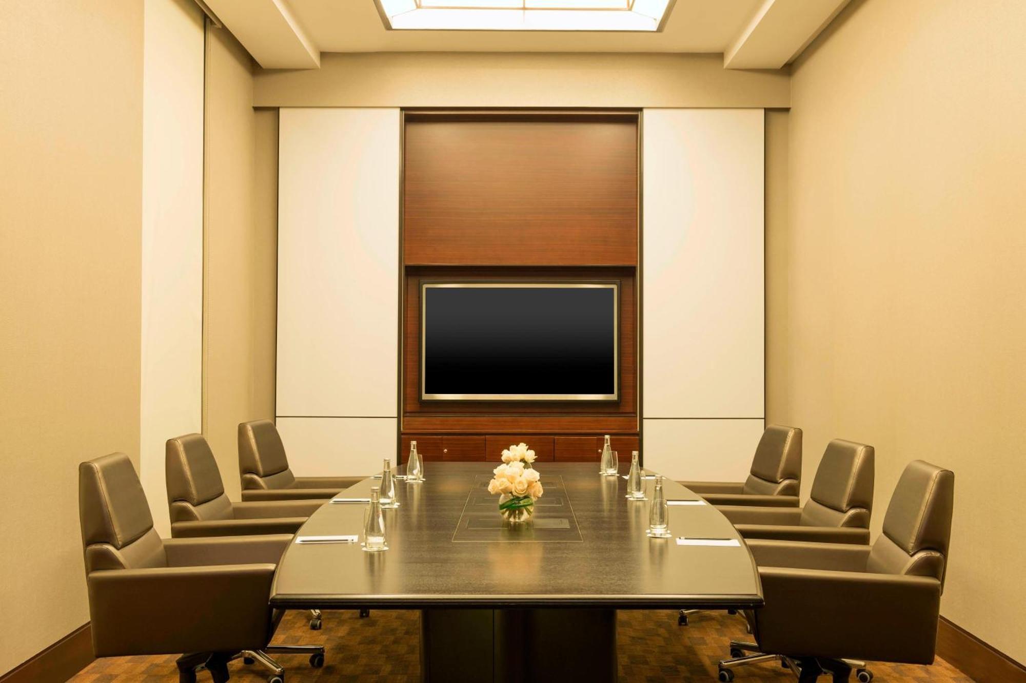 Le Meridien City Centre Bahrain Манама Экстерьер фото A boardroom at the Four Seasons Hotel, New York City