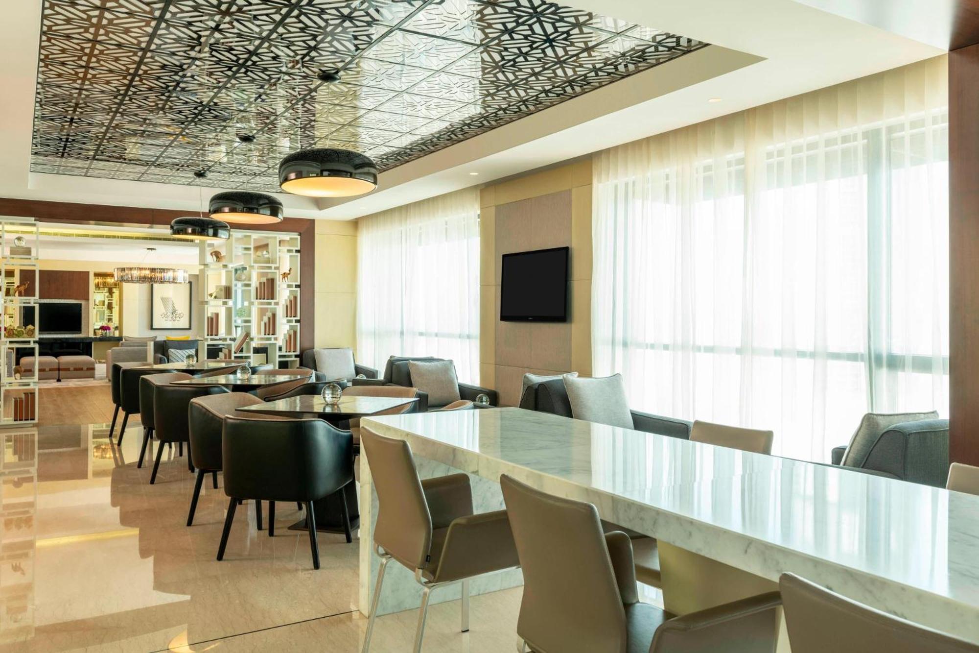 Le Meridien City Centre Bahrain Манама Экстерьер фото The lounge at the airport