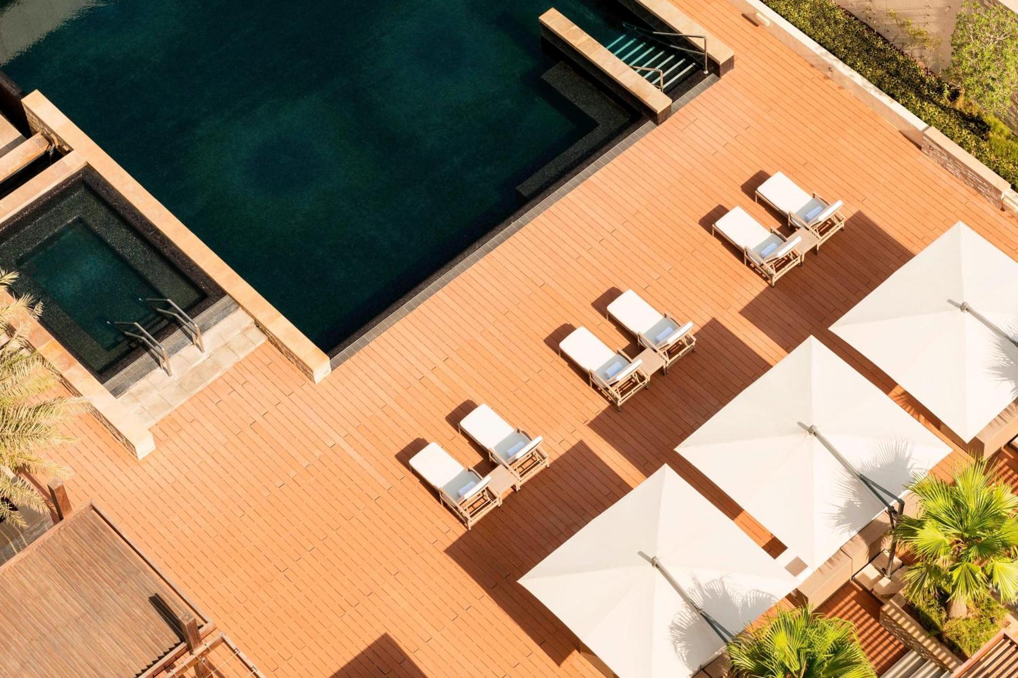 Le Meridien City Centre Bahrain Манама Экстерьер фото The pool at the hotel